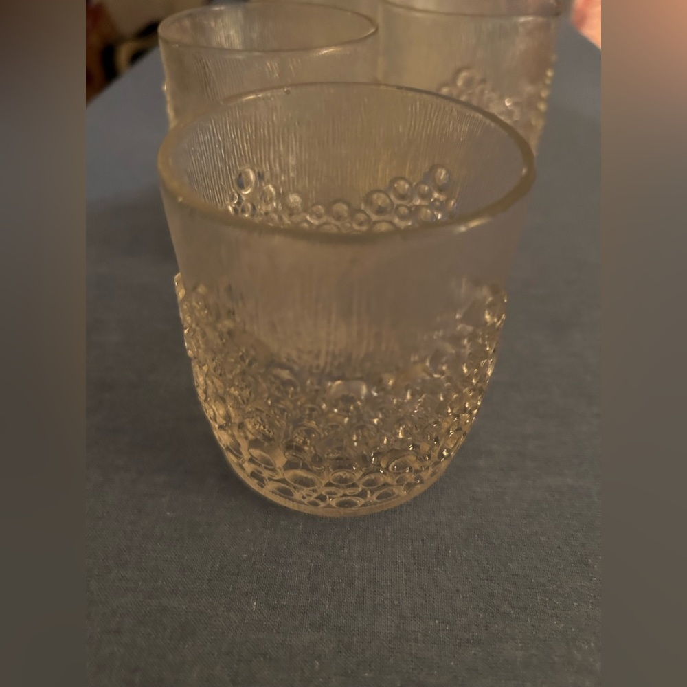 Set of 5 vintage, pink, Finnish crystal glasses pressed w/pattern of bubbles. - Picture 4 of 11